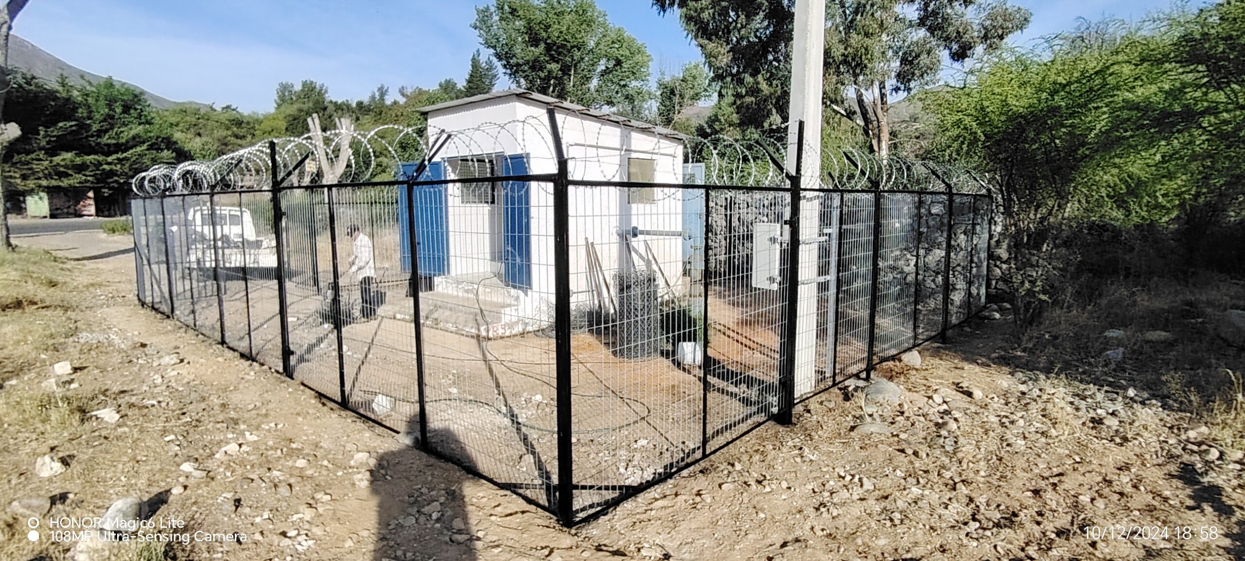 Mejoramos cierres perimetrales para fortalecer la seguridad de instalaciones clave.